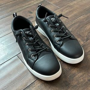 Like new, black comfort sneakers